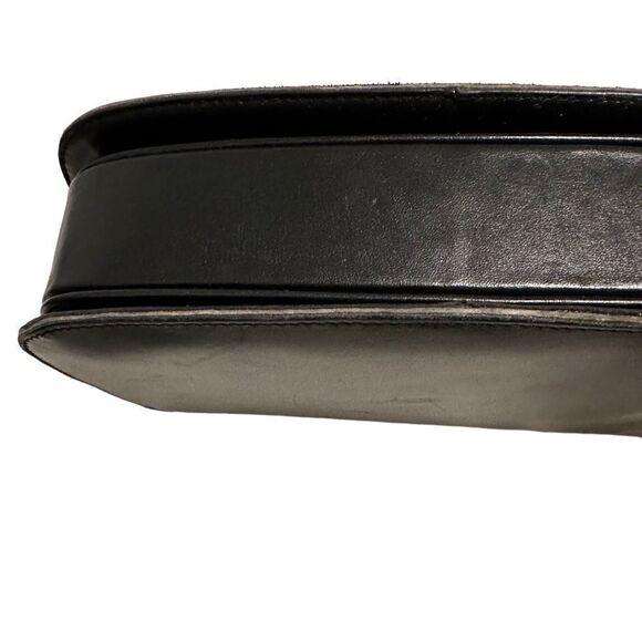 Classic vintage design in leather with gold-tone hardware - Picture 11 of 13